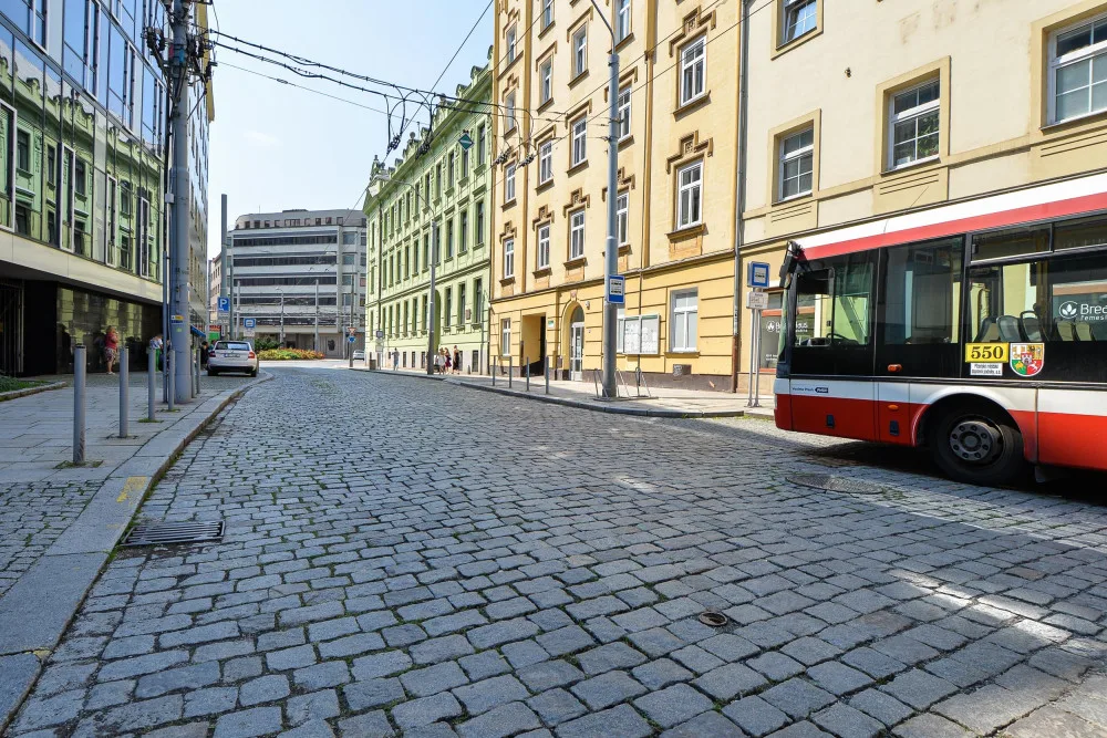 Goethova ulice dostane novou dlažbu a obrubníky, cestující v MHD se musí počítat s výlukou