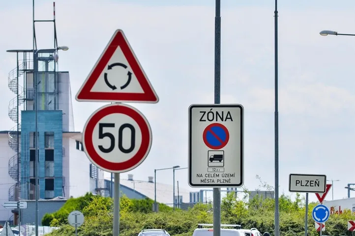 Kamiony už v Plzni nezaparkují, podle radnice mají řidiči využít dálniční odpočívky