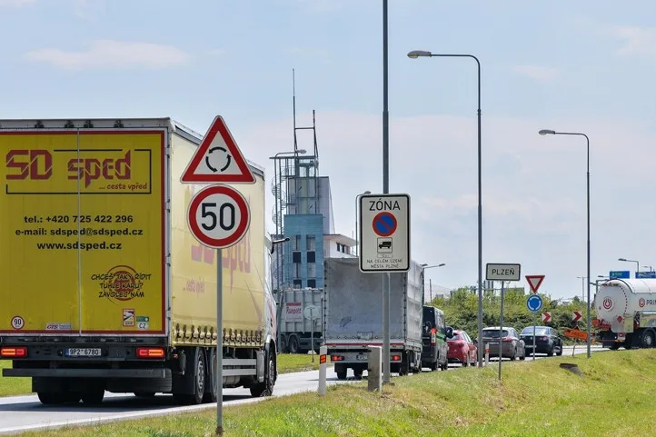 Kamiony už v Plzni nezaparkují, podle radnice mají řidiči využít dálniční odpočívky