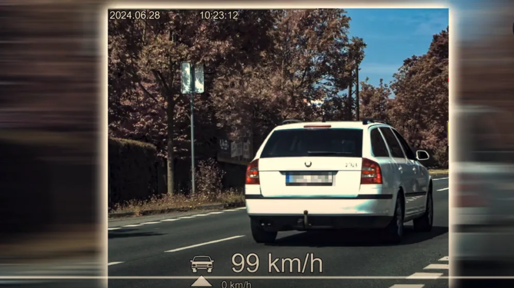 Auto prosvištělo před policejním radarem na padesátce rychlostí 99 km/h. Co se stalo dál, nikdo nečekal