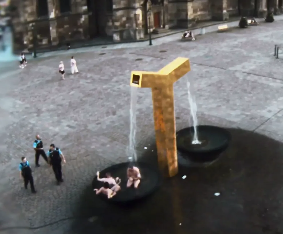 VIDEO: Tojice turistů dováděla v kašnách na náměstí, udělali si z ní hydromasážní vanu a pili v ní pivo