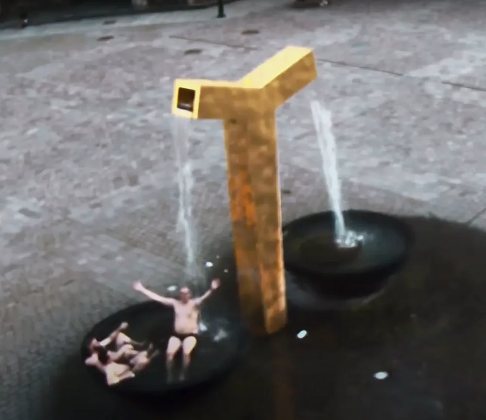 VIDEO: Tojice turistů dováděla v kašnách na náměstí, udělali si z ní hydromasážní vanu a pili v ní pivo