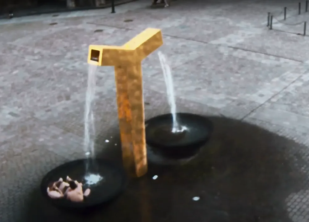 VIDEO: Tojice turistů dováděla v kašnách na náměstí, udělali si z ní hydromasážní vanu a pili v ní pivo