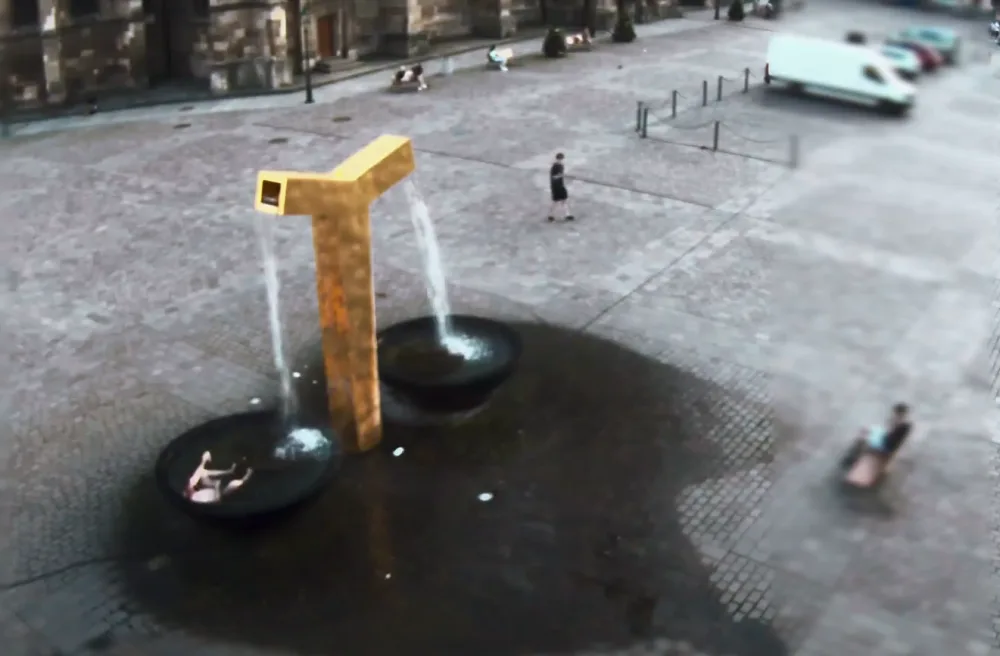 VIDEO: Tojice turistů dováděla v kašnách na náměstí, udělali si z ní hydromasážní vanu a pili v ní pivo