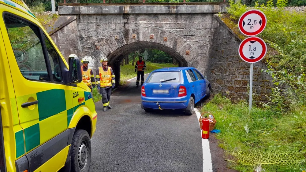 Osobák se netrefil pod nízký železniční viadukt a čelně narazil do jeho portálu. Tři ženy utrpěly zranění