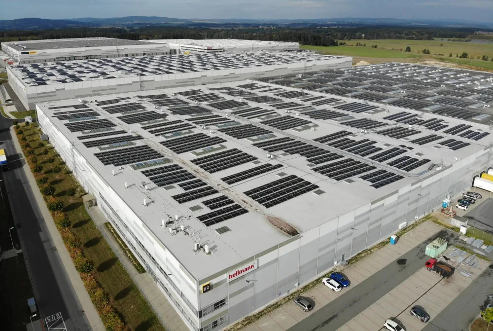 Nejrozsáhlejší střešní fotovoltaické elektrárny v ČR jsou na střechách dvou hal o ploše 115 000 metrů čtverečních