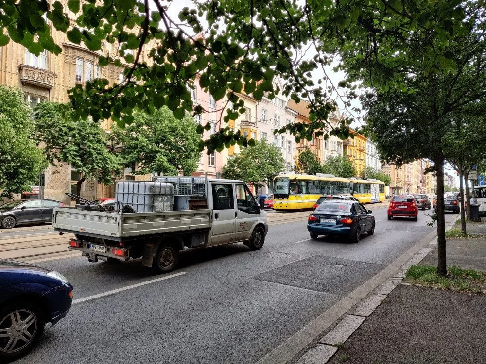 Jízdu po Klatovské třídě budou až do konce prázdnin komplikovat práce na opravě povrchu vozovky