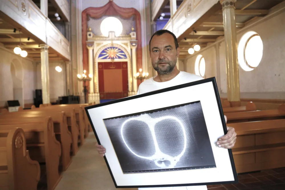 Fotoreportér ČTK Miroslav Chaloupka vystavuje v plzeňské Staré synagoze své umělecké snímky