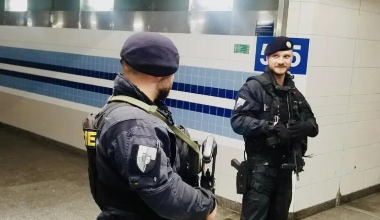 Policisté hlídkující na vlakovém nádraží v Plzni - ilustrační foto