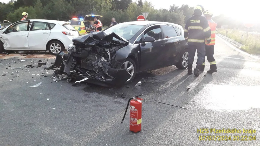 Při čelním střetu dvou osobáků se v podvečer zranilo pět osob. Mezi nimi bylo i jedno dítě