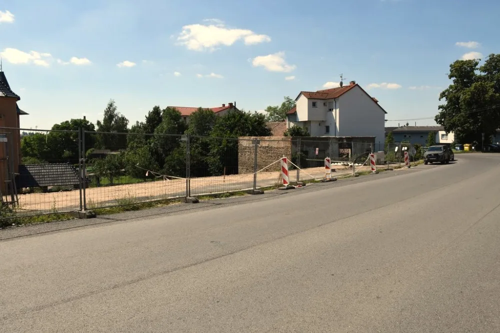 Nestabilní svah ujel do soukromé zahrady. Na místě se teď začíná budovat opěrná zeď za deset milionů