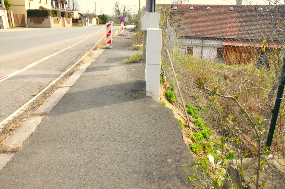 Nestabilní svah ujel do soukromé zahrady. Na místě se teď začíná budovat opěrná zeď za deset milionů