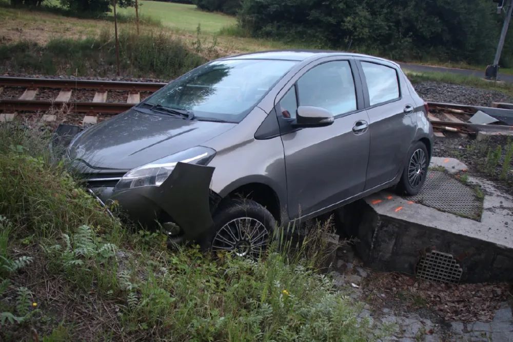 Opilý a zfetovaný řidič havaroval na železniční přejezdu, varovných světel si vůbec nevšiml