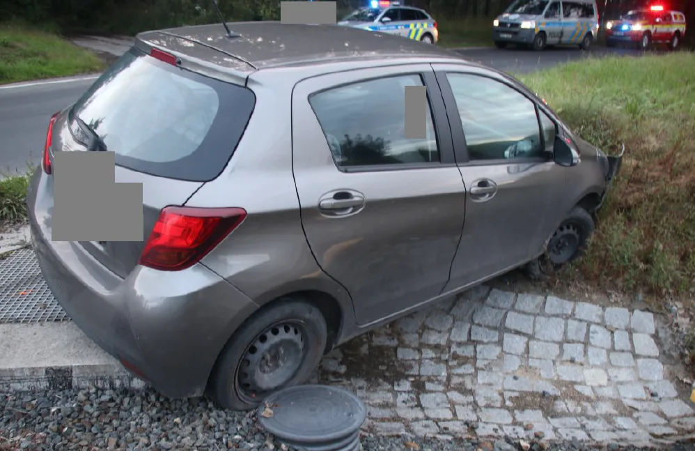 Opilý a zfetovaný řidič havaroval na železniční přejezdu, varovných světel si vůbec nevšiml