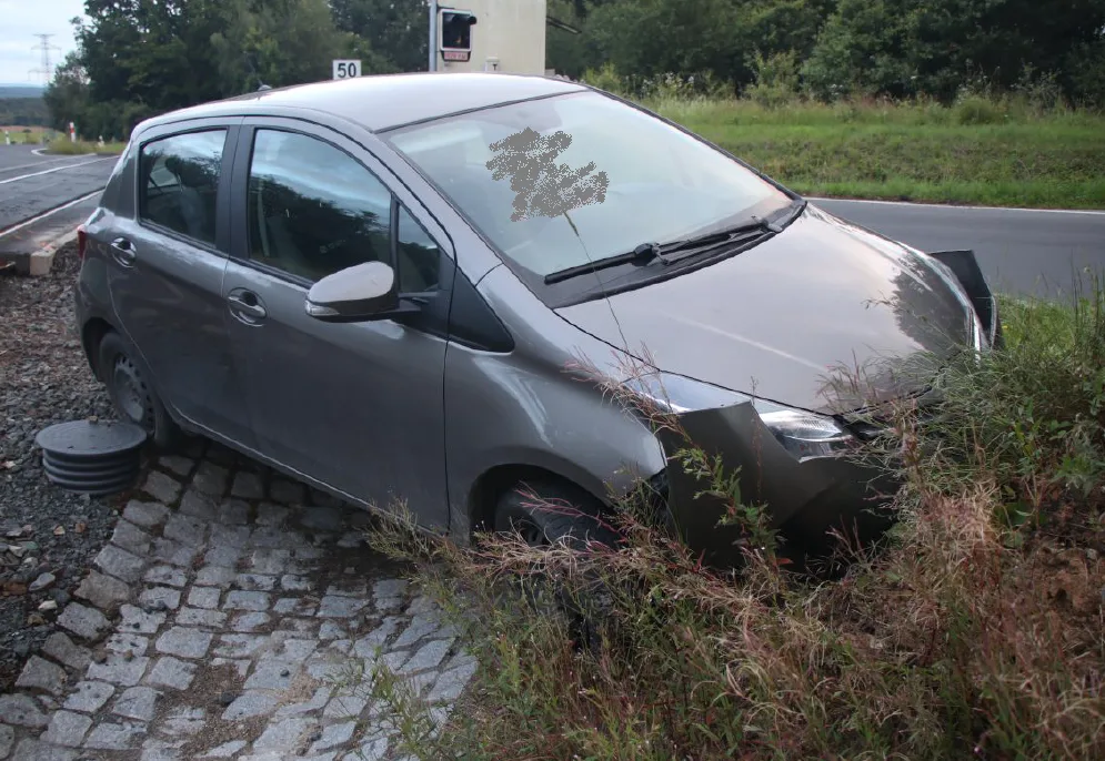 Opilý a zfetovaný řidič havaroval na železniční přejezdu, varovných světel si vůbec nevšiml