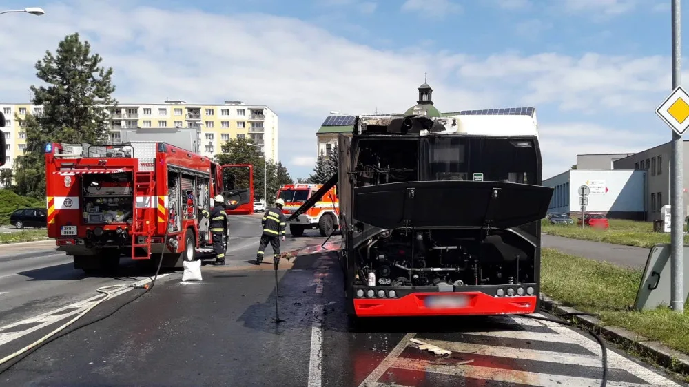 Plameny zachvátily linkový autobus. V době vzniku požáru bylo uvnitř vozidla 20 cestujících