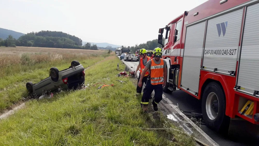 Hromadnou nehodu čtyři vozů způsobil senior, který vjel do protisměru. Jako dělová koule smetl ostatní automobily
