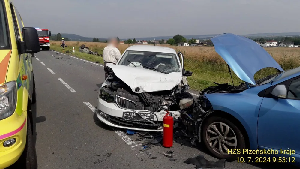 Hromadnou nehodu čtyři vozů způsobil senior, který vjel do protisměru. Jako dělová koule smetl ostatní automobily