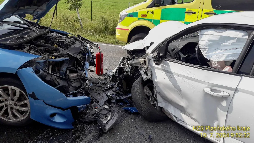 Hromadnou nehodu čtyři vozů způsobil senior, který vjel do protisměru. Jako dělová koule smetl ostatní automobily