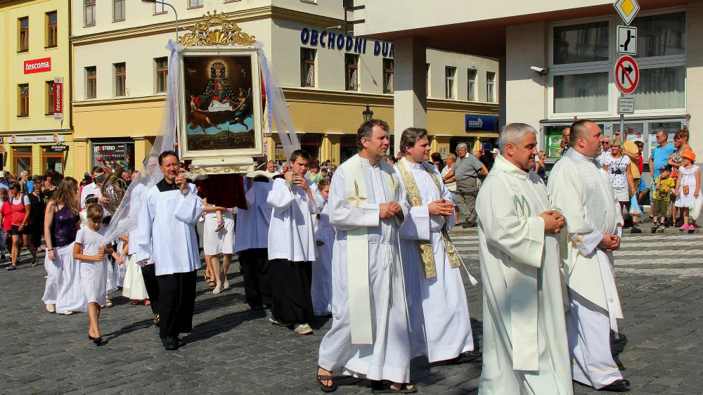 Procesí se zázračným obrazem v ulicích Klatov
