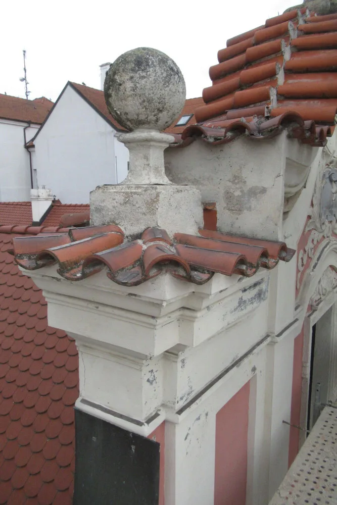 Budovu biskupství zahalilo lešení, dostane novou fasádu. O její barvě ještě rozhodnou památkáři