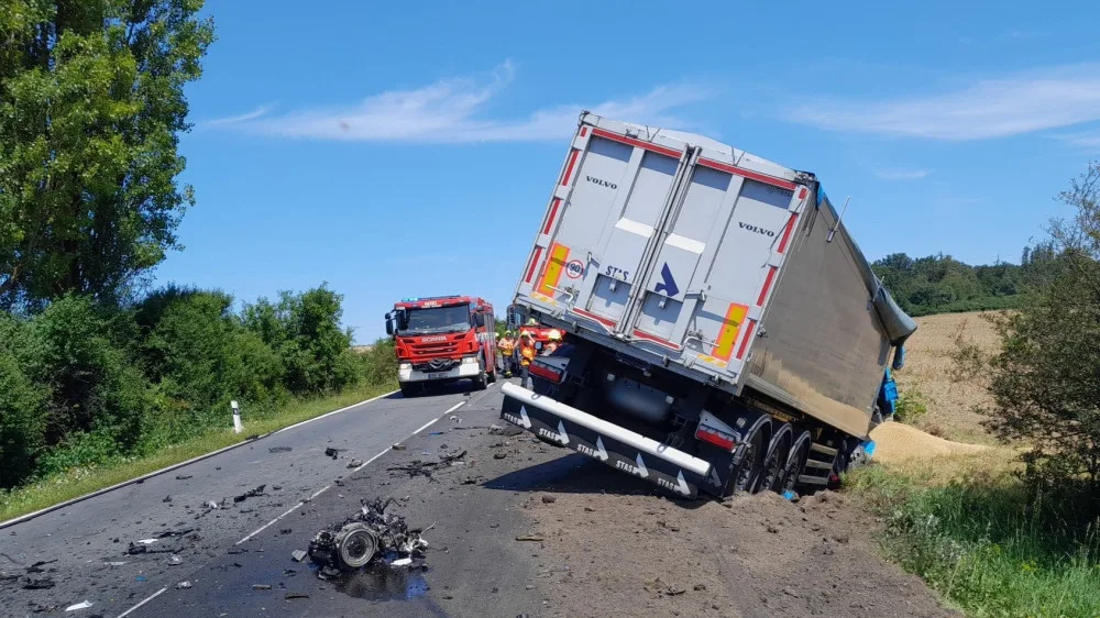 Při tragické nehodě zahynul řidič osobního automobilu. Jeho vůz začal hořet po střetu s náklaďákem