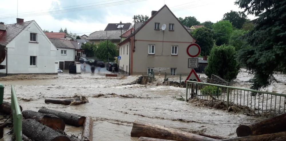 Letošní bleskové povodně napáchaly obrovské škody, jednu obec vyplavila voda už třikrát