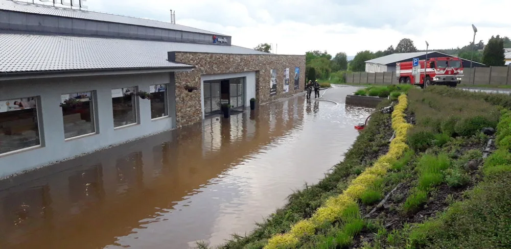 Letošní bleskové povodně napáchaly obrovské škody, jednu obec vyplavila voda už třikrát