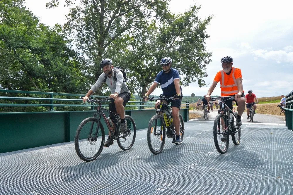 Nová lávka přes řeku Úhlavu překlenula málo známou rokli V Lahošti. Měří 40 metrů a je pro chodce i cyklisty