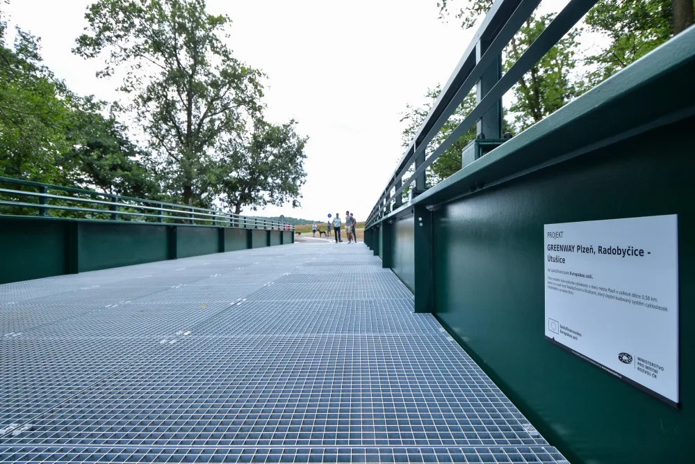 Nová lávka přes řeku Úhlavu překlenula málo známou rokli V Lahošti. Měří 40 metrů a je pro chodce i cyklisty