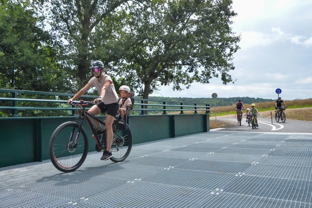 Nová lávka přes řeku Úhlavu překlenula málo známou rokli V Lahošti. Měří 40 metrů a je pro chodce i cyklisty