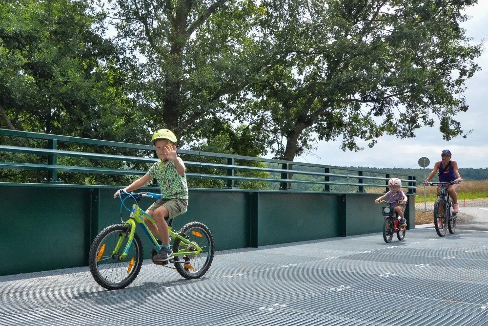 Nová lávka přes řeku Úhlavu překlenula málo známou rokli V Lahošti. Měří 40 metrů a je pro chodce i cyklisty