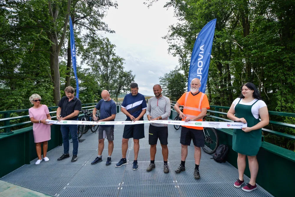 Nová lávka přes řeku Úhlavu překlenula málo známou rokli V Lahošti. Měří 40 metrů a je pro chodce i cyklisty