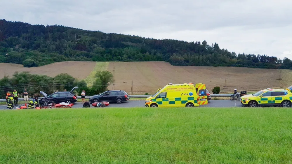Motorkář se těžce zranil při střetu s osobákem. Nezvládl průjezd zatáčkou a vletěl do protisměru
