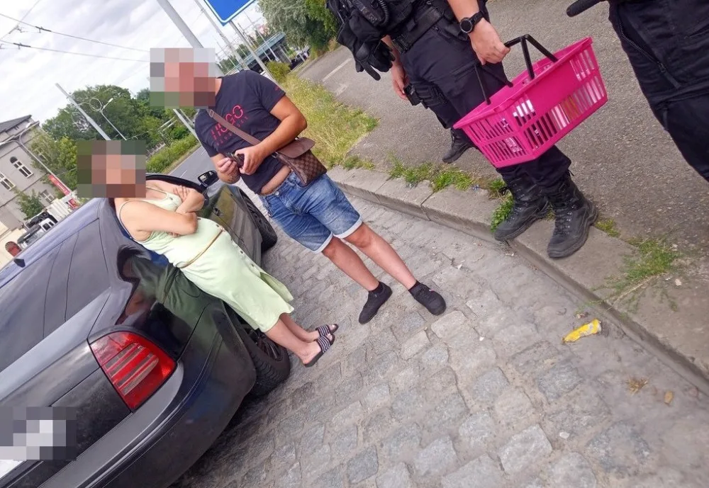 Dvojice běhala s košíkem po parkovišti a nabízela pochybné a velmi předražené zboží
