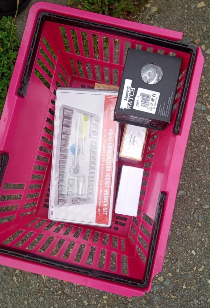 Dvojice běhala s košíkem po parkovišti a nabízela pochybné a velmi předražené zboží