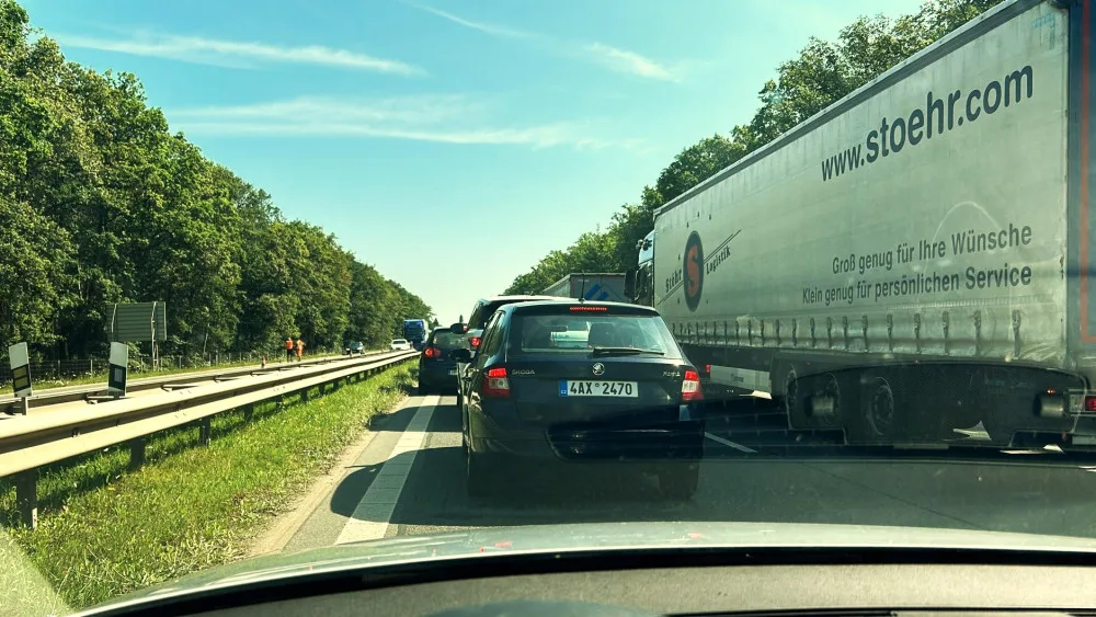 Takto čekali řidiči v pondělí desítky minut v zácpě
