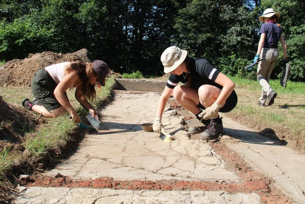 Pozůstatky ryze ženského koncentračního tábora odkrývají archeologové ze západočeské univerzity