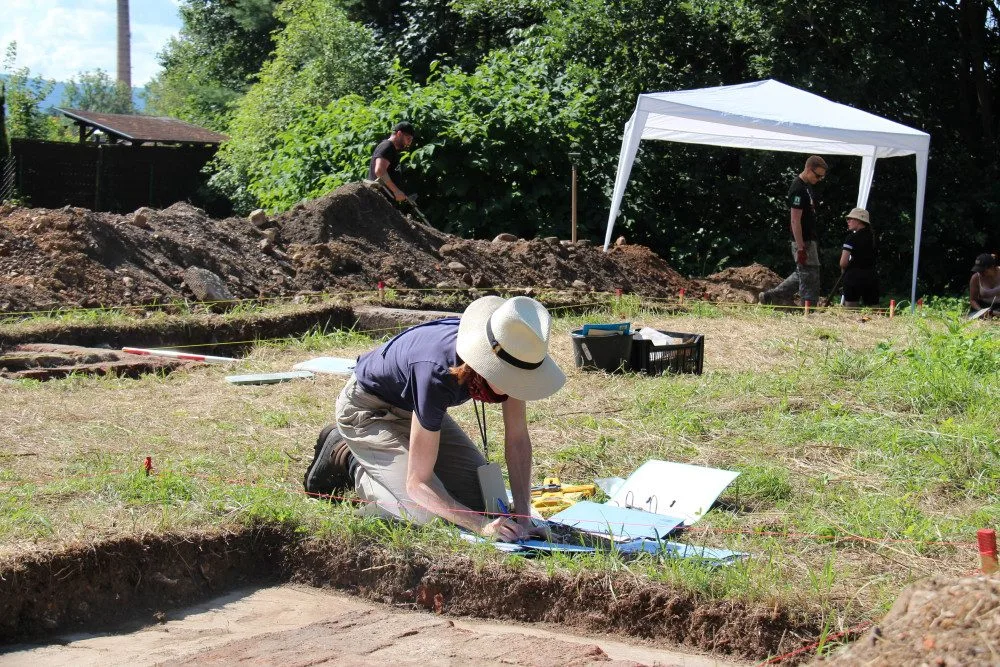 Archeologové z FF ZČU objevili základy táborové kuchyně a části oplocení