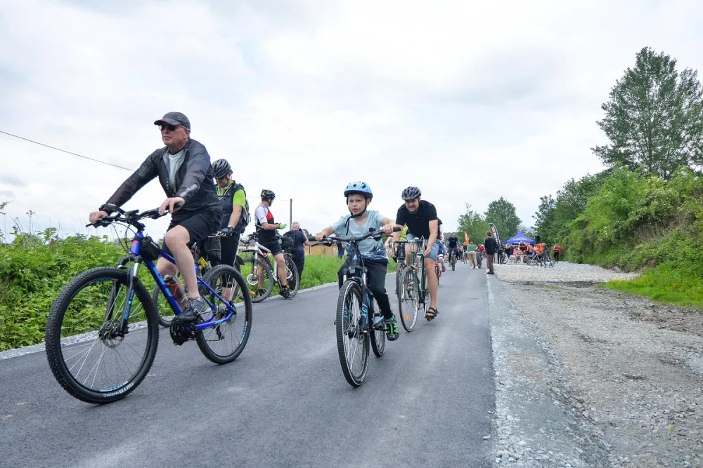 V květnu si mohli cyklisté poprvé vyzkoušet také hruba šestikilometrový úsek stezky, vedoucí z okrajové plzeňské části Bukovec do Chrástu. Jeho trasa vede na tělese bývalé železniční trati z Plzně do Prahy.