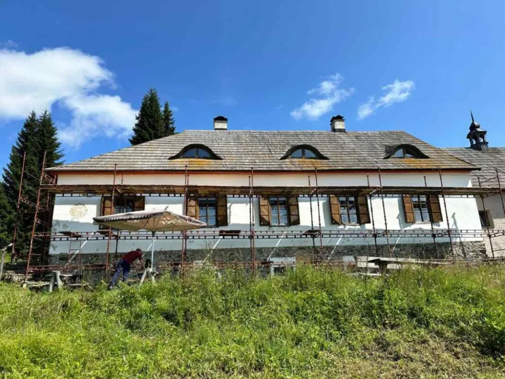 Oblíbená šumavská hájovna Březník dostane novou střechu, dělníci obsadí také Poledník