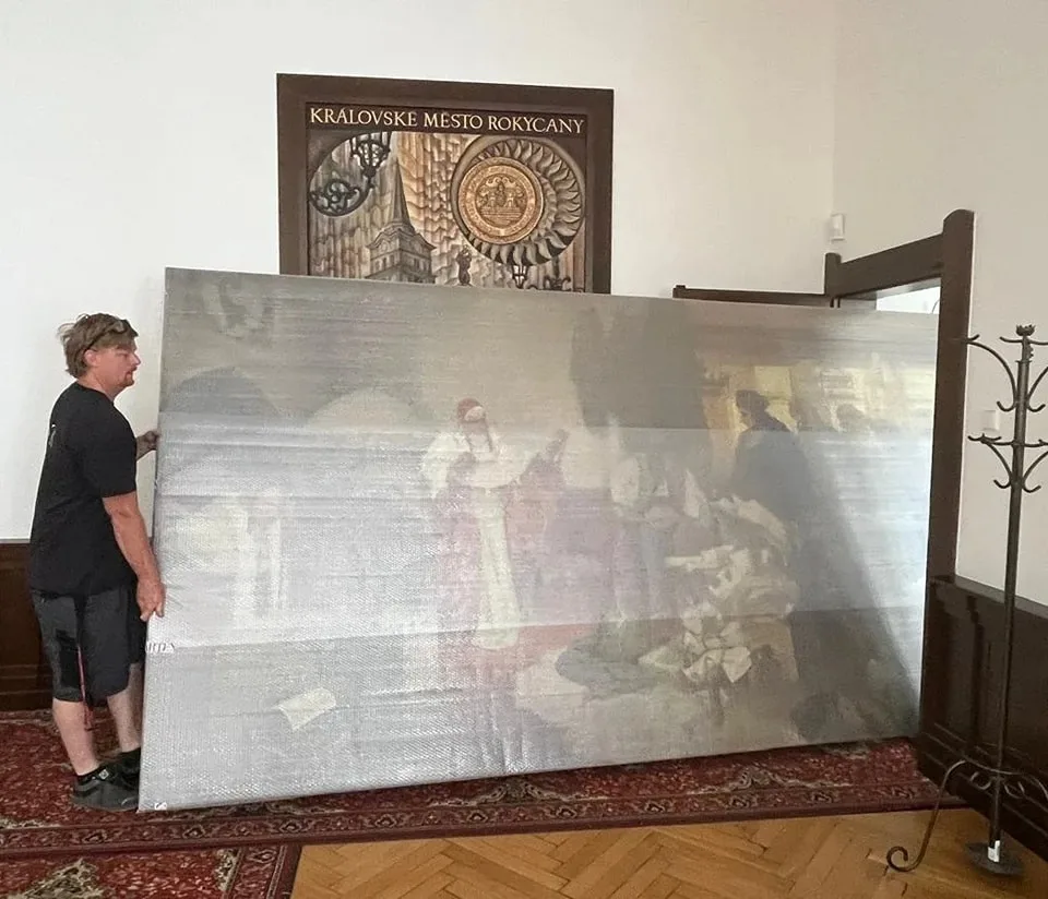 Obří obraz Alfonse Muchy teprve podruhé v jeho dvaadevadesátileté historii opustil Rokycany