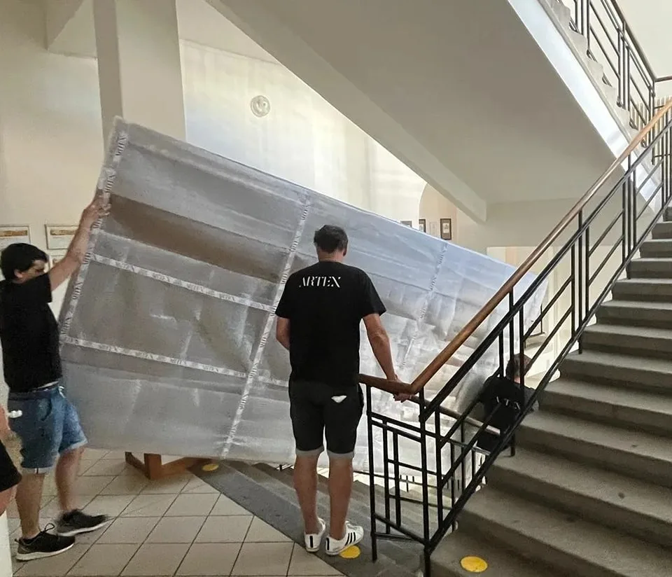 Obří obraz Alfonse Muchy teprve podruhé v jeho dvaadevadesátileté historii opustil Rokycany