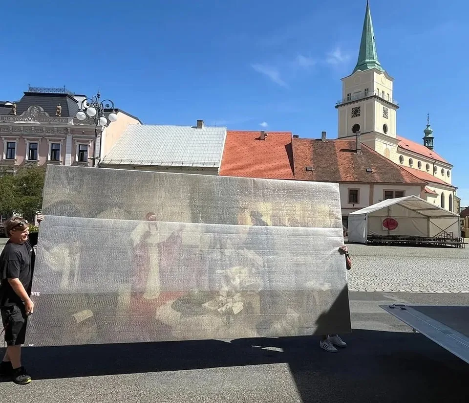 Obří obraz Alfonse Muchy teprve podruhé v jeho dvaadevadesátileté historii opustil Rokycany