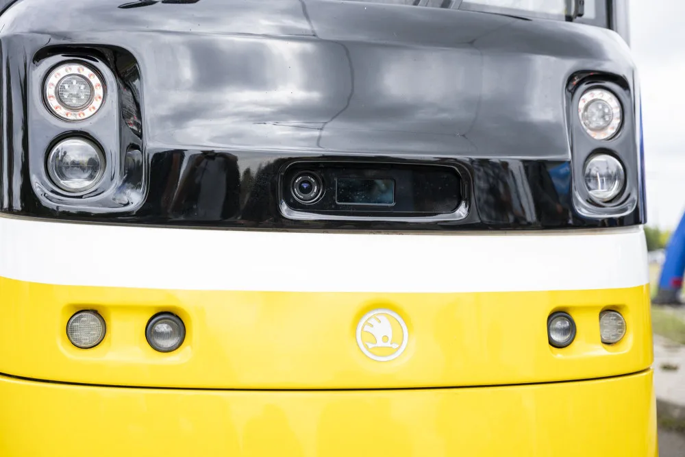Autonomní tramvaj s antikolizním systémem dokáže reagovat na nepředvídatelné události. Testují ji v Plzni