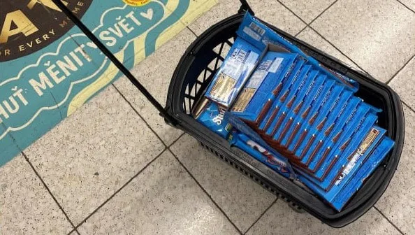 Pachatel se snažil uprchnout s tímto nákladem kradených čokolád