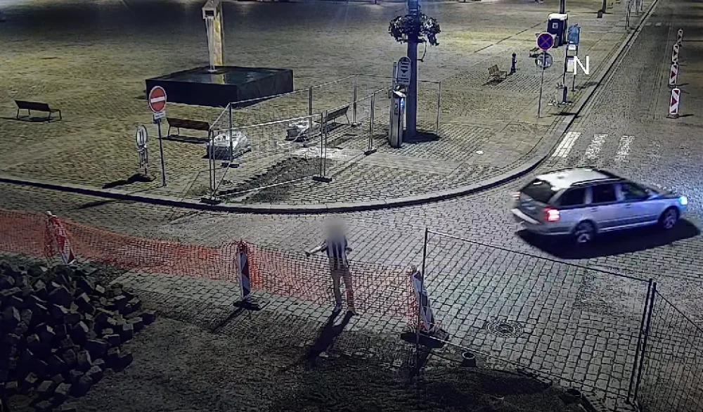 VIDEO: Mladíci soutěžili v hodu půllitrem přes výkop, trefili budovu městského úřadu