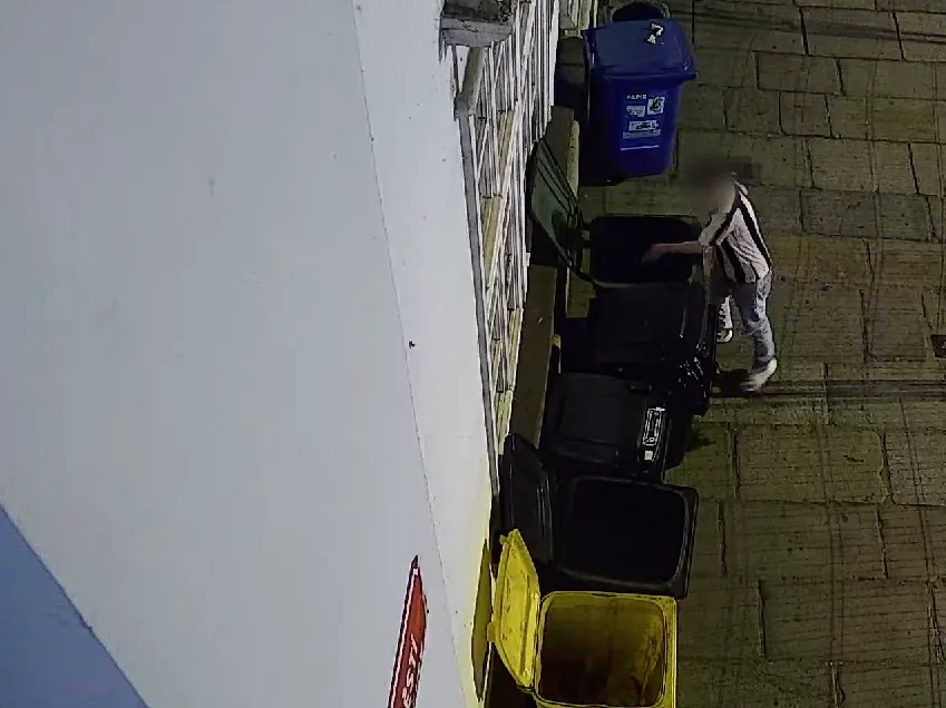 VIDEO: Mladíci soutěžili v hodu půllitrem přes výkop, trefili budovu městského úřadu