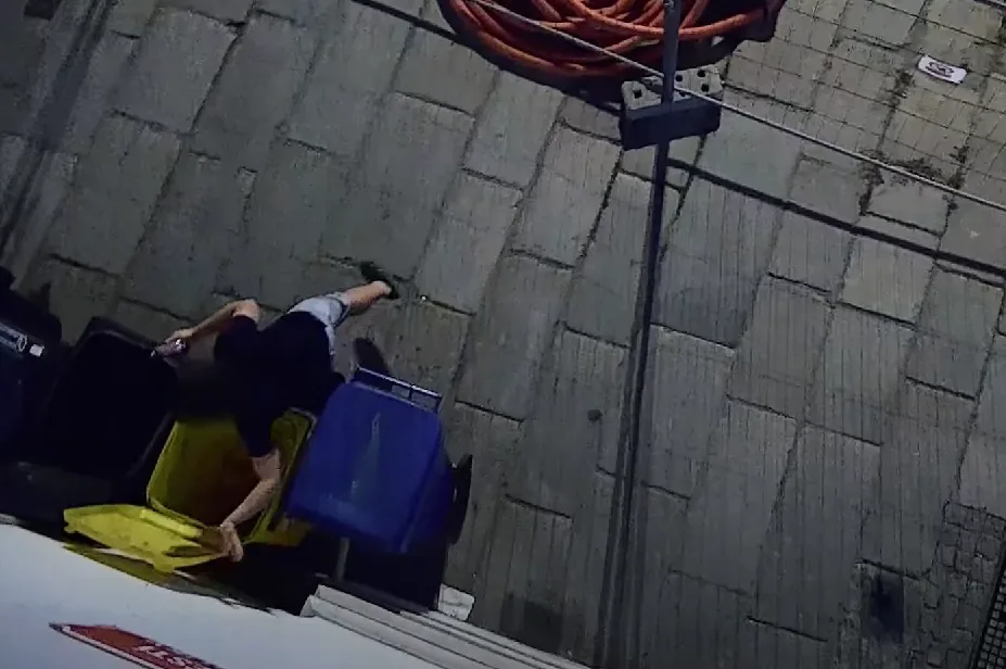 VIDEO: Mladíci soutěžili v hodu půllitrem přes výkop, trefili budovu městského úřadu