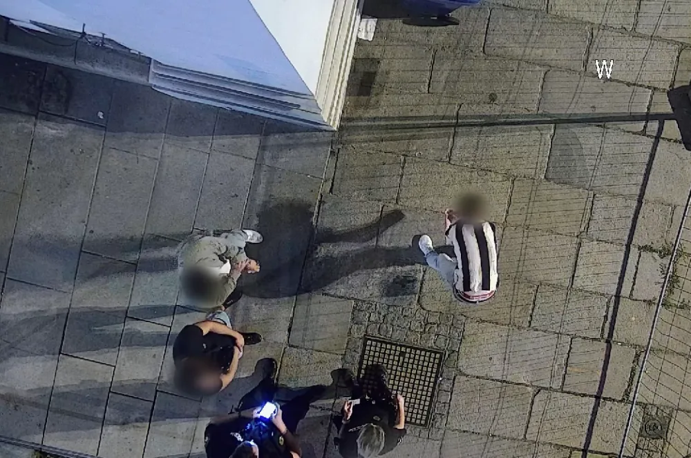VIDEO: Mladíci soutěžili v hodu půllitrem přes výkop, trefili budovu městského úřadu
